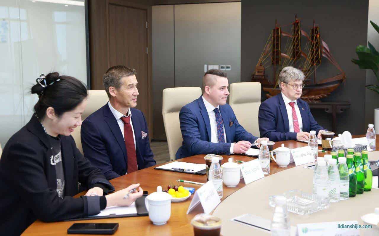 4月19日，芬蘭科斯霍爾姆市議會主席Christoffer Ingo、市長Rurik Ahlberg、技術總監(jiān)Ben Antell及芬蘭投資署成員一行蒞臨杉杉