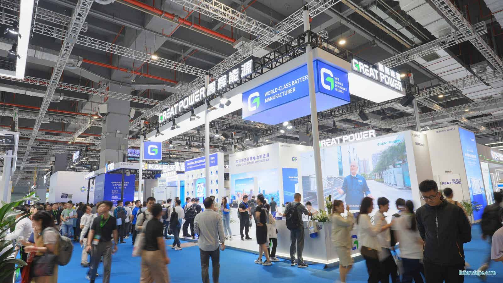 SNEC展會現場，鵬輝能源展臺人氣火爆