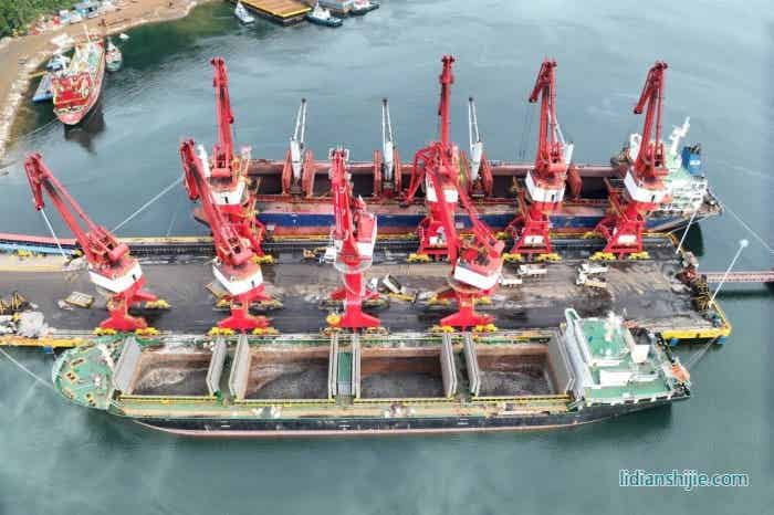 超萬金噸鎳產品在中偉印尼北莫羅瓦利產業基地園區碼頭裝載完畢 超萬金噸鎳產品在中偉印尼北莫羅瓦利產業基地園區碼頭裝載完畢