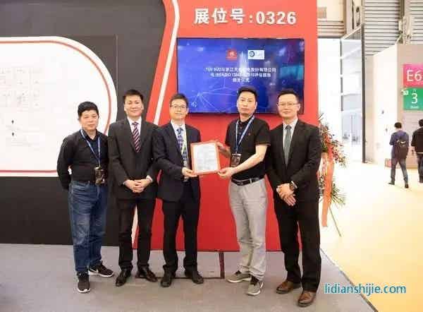 TUV南德輕工產品部丁宇斌先生（左三）、張炳剛先生（左二）、秦偉先生（右一）與浙江天宏都偉云先生（右二）、周新芳先生（左一）出席頒證儀式